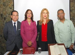 Desde izquierda: Jesús Reolid, Ada Barriola..., Dra. Soraya Aquino y Dr. Antonio Aquino