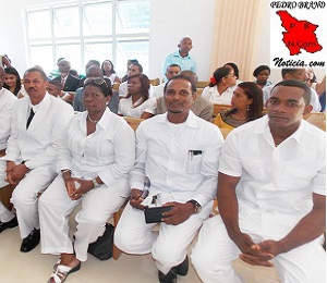 Los dos regidores del extremo izquierdo y el de la derecha no asistieron al acto final.