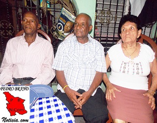 En el extremo derecho Meki junto al aspirante a alcalde "Mamble" y la esposa de este, la profesor Maria Consuelo Montero (Blanca)