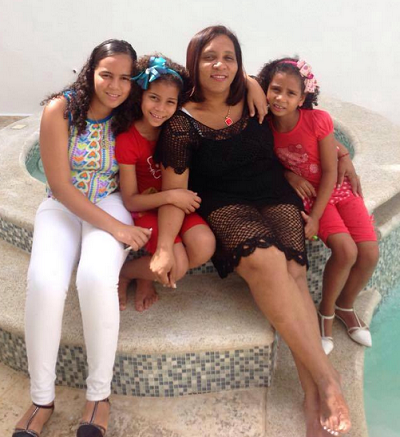 Nilka junto a sus tres tesoros, como ella les llama.