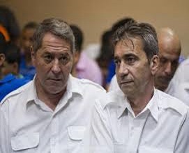 Los pilotos franceses Bruno Odos, izquierda, y Pascal Jean Fauret