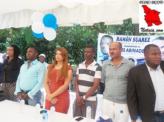 Segundo desde la izquierda, Ramón Suárez, en la mesa principal