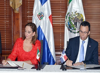 ANDRES NAVARRO Y Claudia Ruiz Massieu