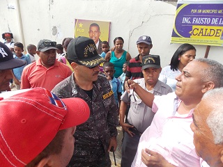 El alcalde Ramón Pascual Gómez Abreu (El Mello), conversa con un coronel de la PN