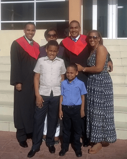 El licenciado Franklin Bautista Brito (lado derecho) uno de los egresados.