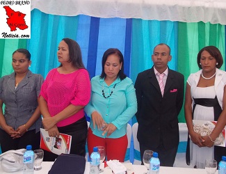 Algunos integrantes dela mesa de honor encabezada por la directora del centro, licenciada Magnolia Pérez Sierra (Blusa azul)