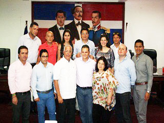 El alcalde de Baní, Nelson Camilo Landestoy, comparte con junto a otras autoridades del cabildo, con los alcaldes de Colombia 