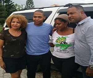 Padre e hijo junto a la querellante vestida con camiseta blanca