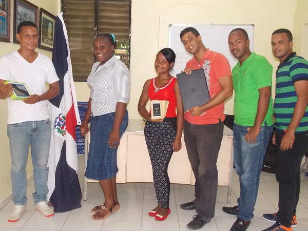 Directivos de ASEUPEB junto a los tres ganadores. Destde la izquierda, Daniel Núñez una Tablet; Aridania Sepúlveda, primera Vocal, , Yaritza Carmona Batista recibió un Gálaxy S4, Alberto José Montero, primer prenio; Jeffrey Sánchez, Presidente y Andrés Suárez, Enc. Disciplina