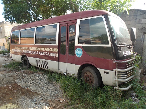 En estas codiciones se encuentra abandonado el autobús en un solar de la calle Las Mercedes.