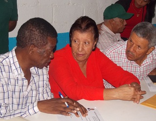 En el centro, la presidenta de la Comisión Provincial Organizadora de la convención, Betzaida Santana (Doña Manola)