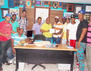 El Alcalde con el grupo de Peloteros