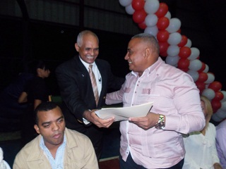 El pastor Padilla hace entrega del documento al alcalde municipal.