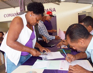 Altagracia Arianni Andujar (La China), fue la primera en llegar al centro.