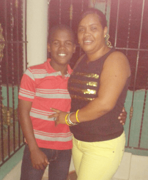 Rafy junto a su madre.