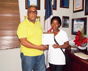 Señora recibe cheque para gastos de salud