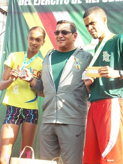 El Comandante General del ERD junto a los dos primeros lugares de la carrera.