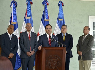 CANCILLER NAVARRO JUNTO A FUNCIONARIOS