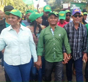 En el centro Enri Buret junto al gobernador de la provincia, Juan Frías y Mirtha Elena Pérez (La Popy), candidata a Alcaldesa de Pedro Brand