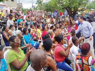 El diputado Omar de Marchena PLD en momento que saluda a militantes de Las Mercedes en Los Alcarrizos 