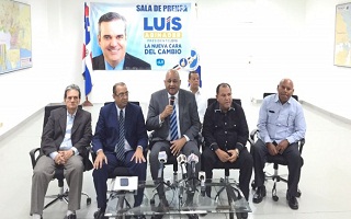 Roberto Fulcar junto a otros dirigentes del PRM anunciando la jornada de visitas
