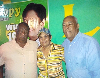 A la derecha ell exsecretario de organización del PCR, licenciado Máximo Trinidad, junto a "La Popy" y el candidato a vicealcalde