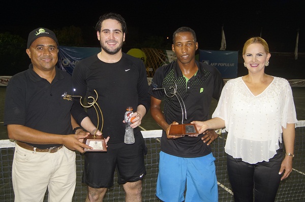 Gianni Paulino y Francisco De los Santos premian a los ganadores del Open Masculino