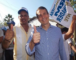 A la izquierda vemos a Morocho junto a Orlando Jorge Mera, cuando participaba en una actividad del PRM