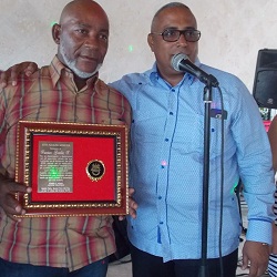 A la izquierda, Chipiante cuando recibía un reconocimiento de manos del alcalde del municipio.