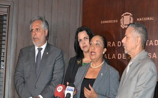 Hugo Tolentino Dipp, Manuel Jiménez, Minou Tavárez Mirabal, Alberto Atallah y Guadalupe Valdez.