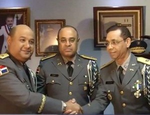 A la derecha el general Rosario Guerrero cuando saluda al exvocero, general Baez Aybar (izq.)