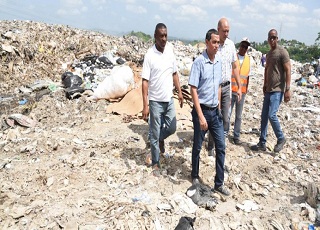 El nuevo alcalde del municipio de Haina mientras supervisaba el lugar