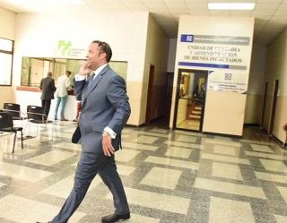 Samuel Pereira Rojas mientras rápidamente salía del Pepca para no ser fotografiado ni abordado 