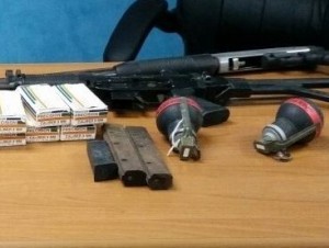 AMETRALLADORA Y BOMBA LACRIMOGENA