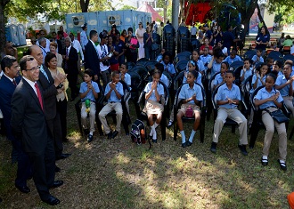 andres-navarro-junto-a-estudiantes