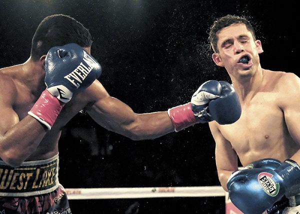 Carlos Cuadras (derecha) recibe una fuerte pegada conectada por "Chocolatito" González