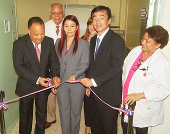 Alejandro V Montero Valdez, corta cinta del nuevo tomógrafo