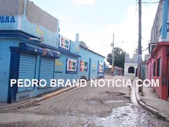 Entrada principal del barrio La Esperanza. Al  fondo, el lugar del asalto.