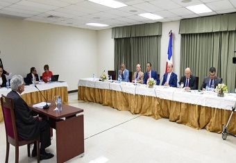 Momentos en que era entrevistado, Roberto Saladín, exgobernador del Banco Central 