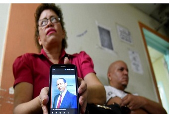 Josefina Martínez sostiene en sus manos una imagen en el celular de Teófilo Martínez, muerto a tiros por desconocidos