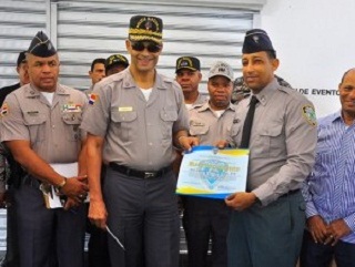 victor-hernandez-entrega-reconocimientos