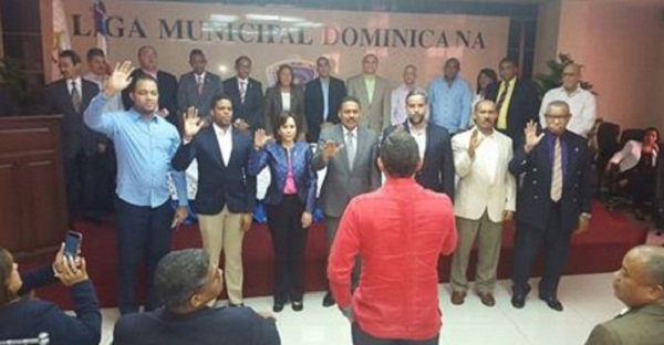 En el margen izquierdo con camisa azul, el regidor Cáceres de Jesús cuando era juramentado