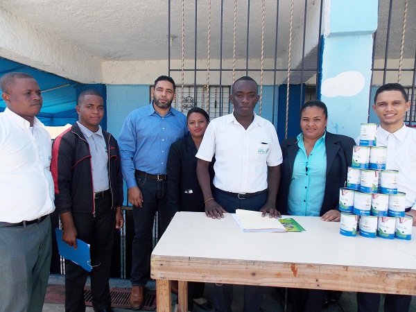 Los funcionarios de la CoopAspire junto al director del centro educativo, Lic. 