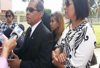 La señora Pijuan acompañada del abogado de la familia