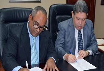 Olivo de León (Izq.), del CDP y Emilio Rivas, de Bienes Nacionales