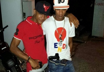 Joven de la izquierda con polocher rojo fue quien se entregó