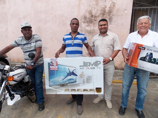 José Luís Collado, tercero de izquierda a derecha entrega los premios a los ganadores