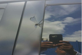 Impacto del proyectil disparado a la yipeta